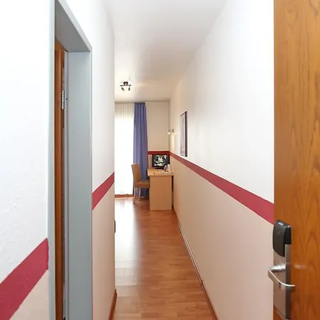 Astoria Easy Hotel 3*